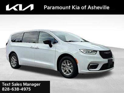 Used 2025 Chrysler Pacifica Select