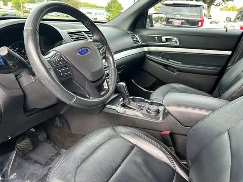 Used 2017 Ford Explorer XLT w/ Equipment Group 202A AWD/4WD image 19