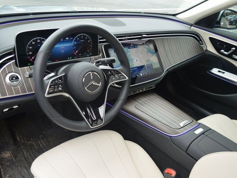 Used 2025 Mercedes-Benz E 350 Sedan image 4