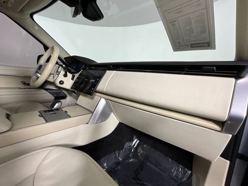 Certified 2024 Land Rover Range Rover Long Wheelbase SE image 19