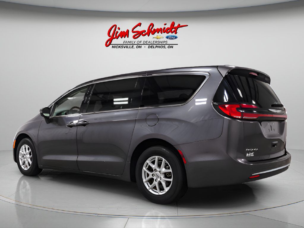 Used 2023 Chrysler Pacifica Touring-L FWD image 4
