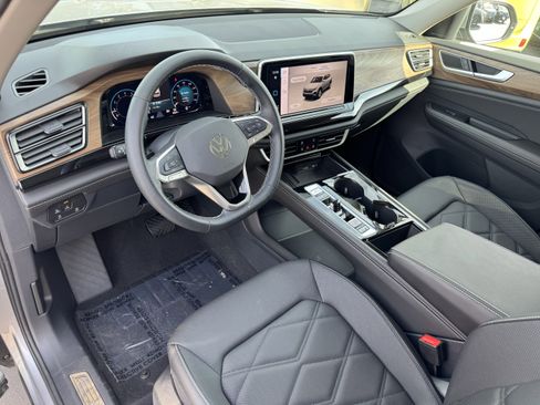 Used 2025 Volkswagen Atlas SE image 16