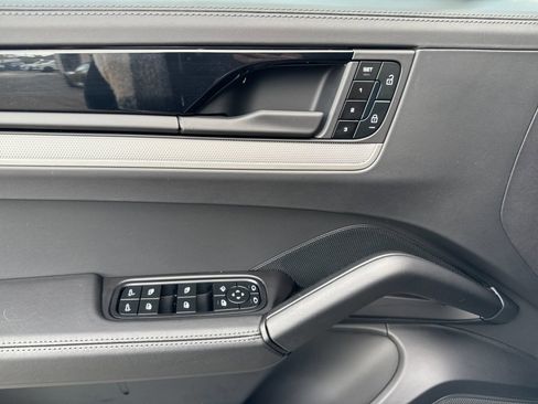 Certified 2025 Porsche Cayenne image 12