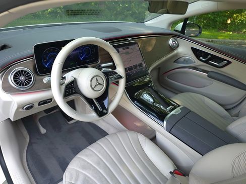 Used 2022 Mercedes-Benz EQS 450+ Sedan image 2