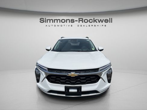 Used 2025 Chevrolet Trax LT w/ LT Convenience Package FWD image 8
