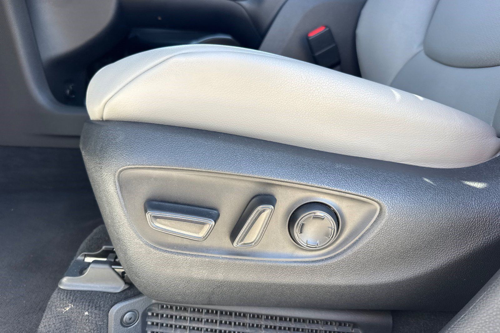Used 2026 Toyota Sienna XLE FWD image 15