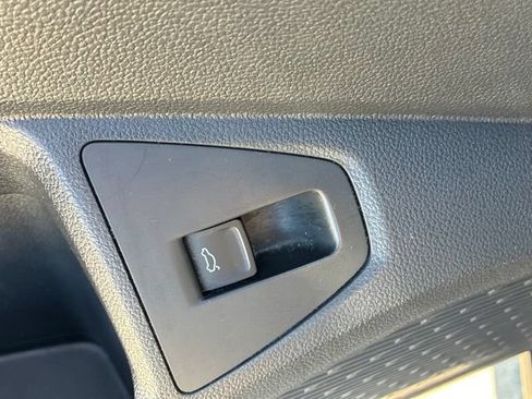 Used 2025 Volkswagen Jetta SE FWD image 19