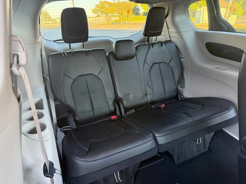 Used 2023 Chrysler Pacifica Touring-L image 31