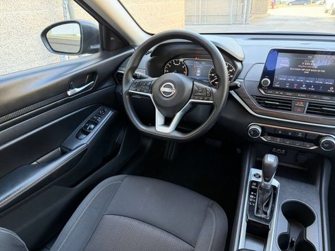 Used 2025 Nissan Altima 2.5 SV FWD image 33