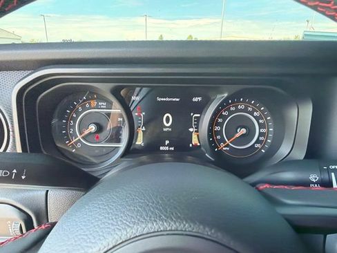Used 2024 Jeep Gladiator Rubicon w/ Convenience Group AWD/4WD image 24