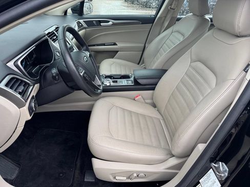 Used 2018 Ford Fusion SE w/ Equipment Group 602A FWD image 6