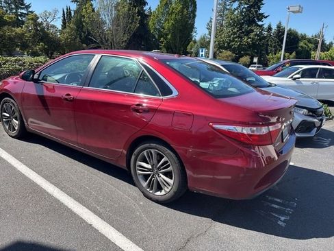 Used 2017 Toyota Camry SE w/ Moonroof Package FWD image 2