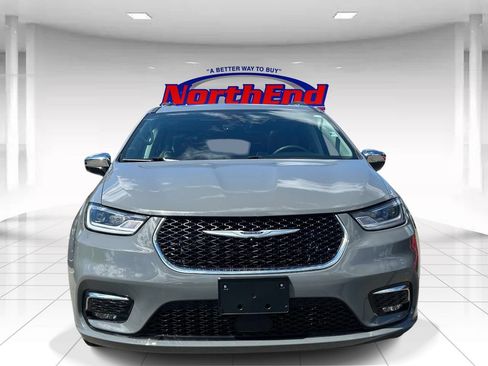 Used 2023 Chrysler Pacifica Limited FWD image 8