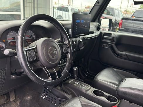 Used 2017 Jeep Wrangler Unlimited Sahara AWD/4WD image 8