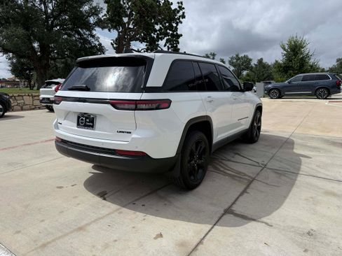 Used 2023 Jeep Grand Cherokee Limited w/ Black Appearance Package AWD/4WD image 6