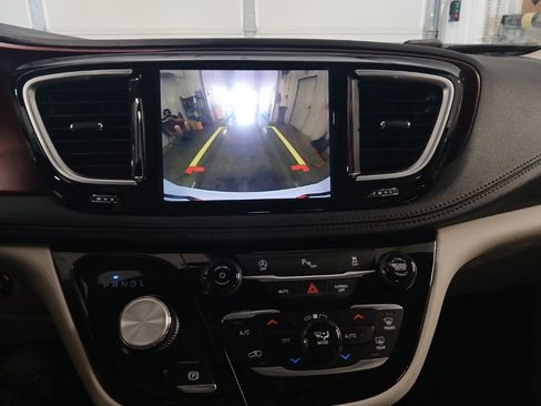 Used 2020 Chrysler Pacifica Limited FWD image 18