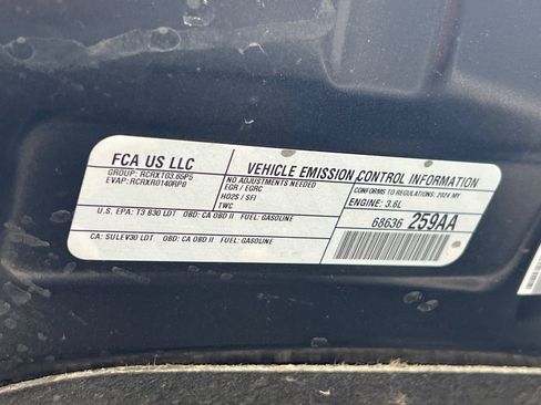 Used 2024 Chrysler Pacifica Touring-L FWD image 38