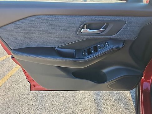 Used 2023 Nissan Rogue SV image 9