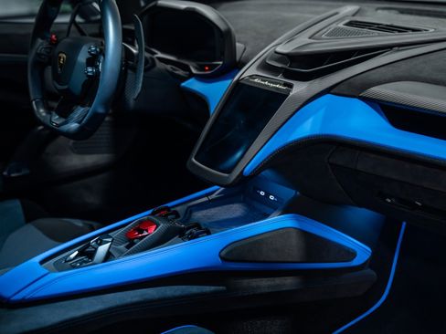 Used 2025 Lamborghini Revuelto image 16