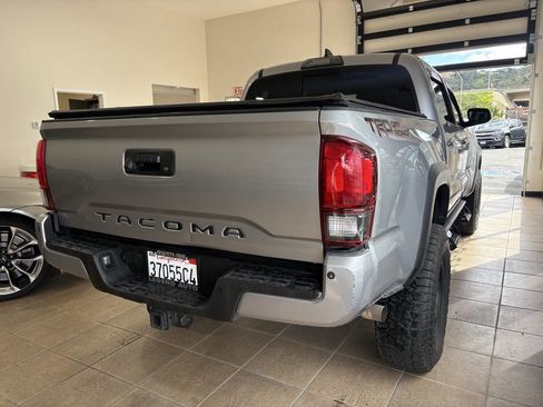 Used 2018 Toyota Tacoma TRD Off-Road w/ Technology Package image 12