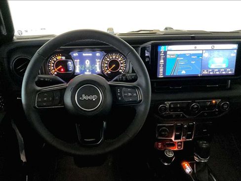 Used 2025 Jeep Wrangler Unlimited Rubicon AWD/4WD image 16