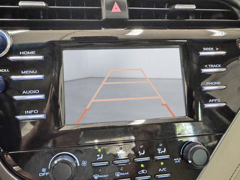 Used 2018 Toyota Camry LE FWD image 17