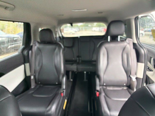 Used 2024 Kia Carnival EX FWD image 13