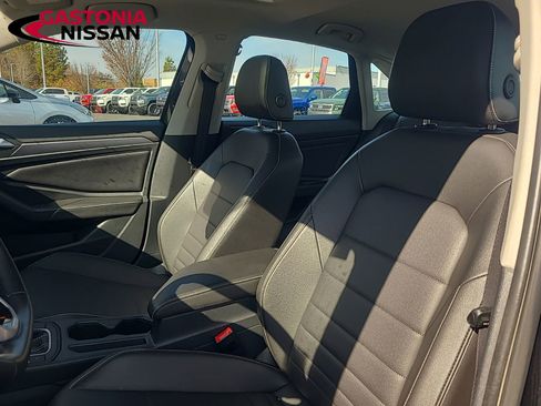 Used 2024 Volkswagen Jetta SE image 31