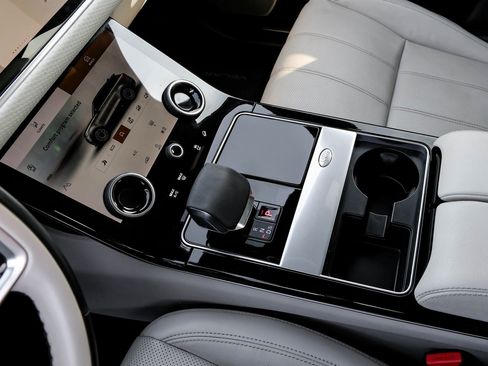 Used 2021 Land Rover Range Rover Velar R-Dynamic S image 28