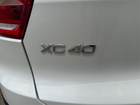Used 2022 Volvo XC40 T5 Momentum AWD/4WD image 19