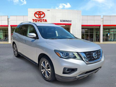 Used 2019 Nissan Pathfinder SV image 2