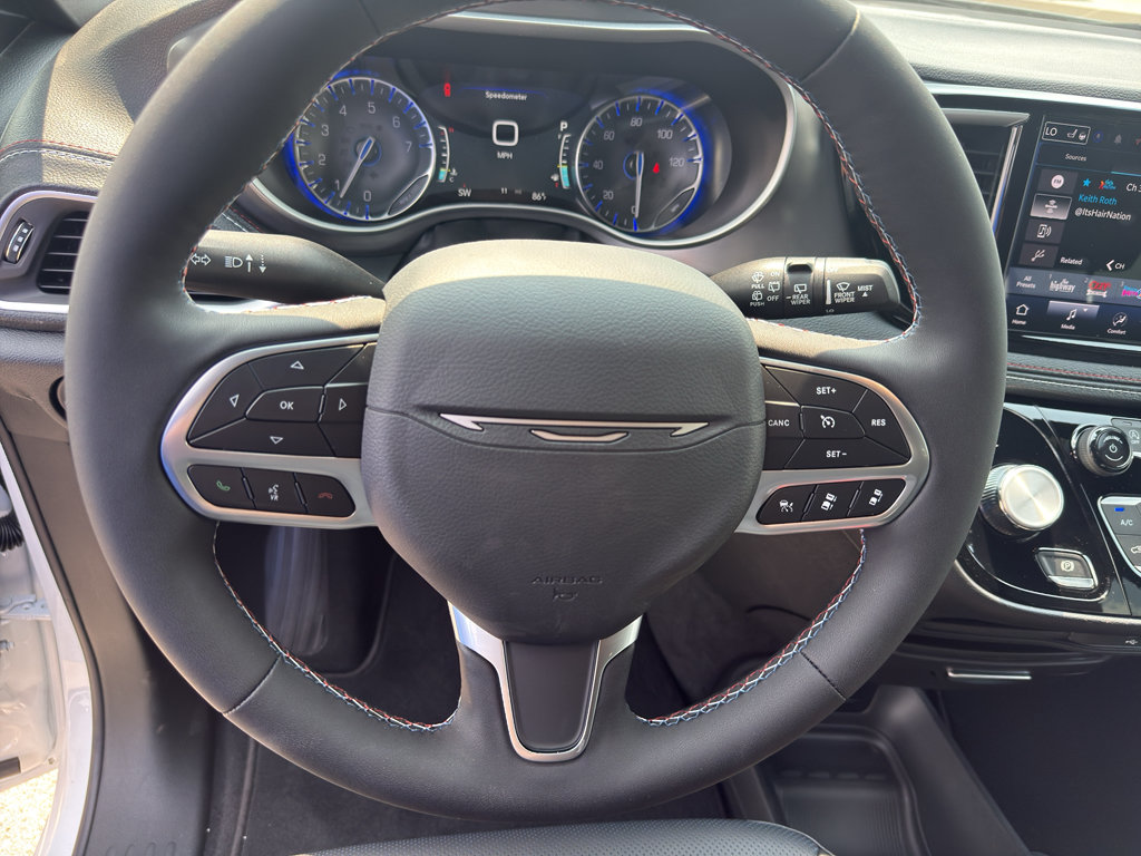 New 2027 Chrysler Pacifica Select FWD image 15