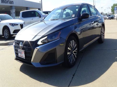 Used 2025 Nissan Altima 2.5 SV FWD image 2