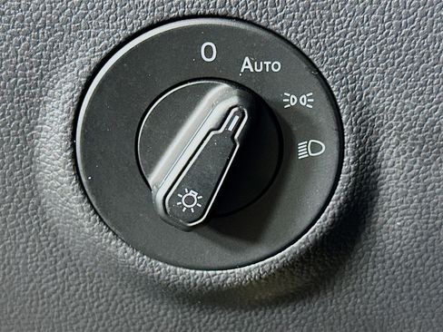 Used 2023 Volkswagen Taos SE w/ Panoramic Sunroof Package FWD image 17