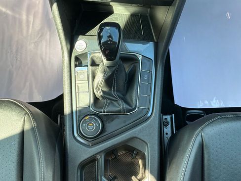Used 2022 Volkswagen Tiguan SE w/ Panoramic Sunroof Package AWD/4WD image 14