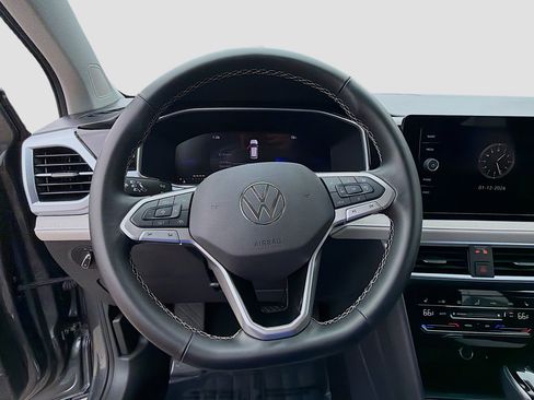 Certified 2025 Volkswagen Taos SE image 10