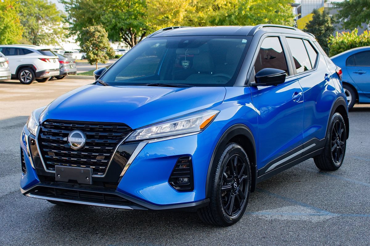 Used 2023 Nissan Kicks SR w/ SR Premium Package FWD image 3