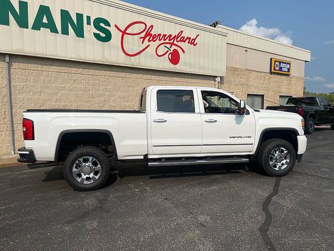 Used 2017 GMC Sierra 3500 Denali w/ Suspension Package, Off-Road AWD/4WD image 8