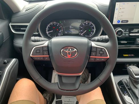 Used 2026 Toyota Highlander XLE AWD/4WD image 8