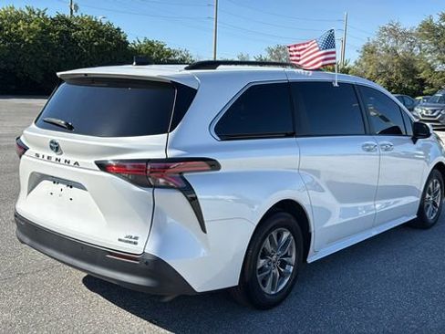 Used 2022 Toyota Sienna XLE image 9