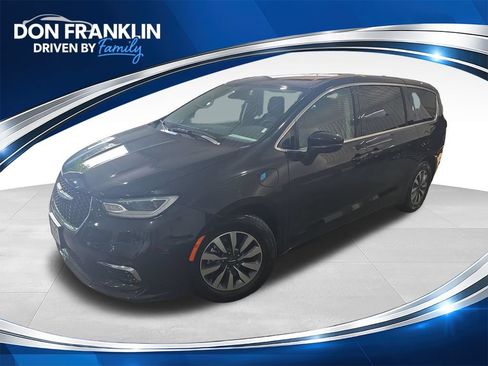 Used 2023 Chrysler Pacifica Touring-L FWD image 1