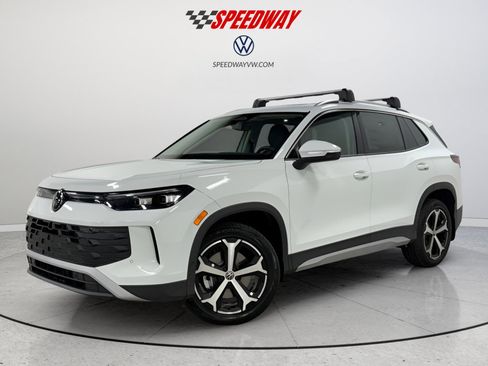 Used 2025 Volkswagen Tiguan SE image 3