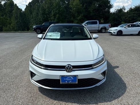 Certified 2025 Volkswagen Jetta SE image 2