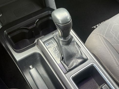 Used 2017 Toyota Tacoma TRD Sport AWD/4WD image 18