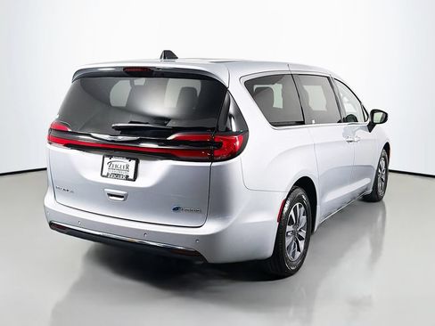 Used 2023 Chrysler Pacifica Touring-L FWD image 7
