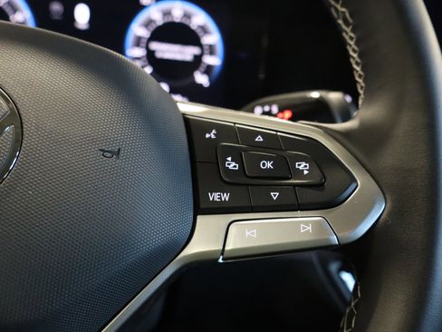 Used 2025 Volkswagen Tiguan SE image 17