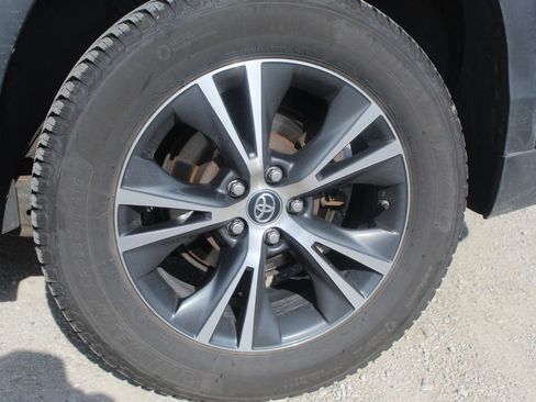 Used 2017 Toyota Highlander LE w/ Carpet Mat Package FWD image 9