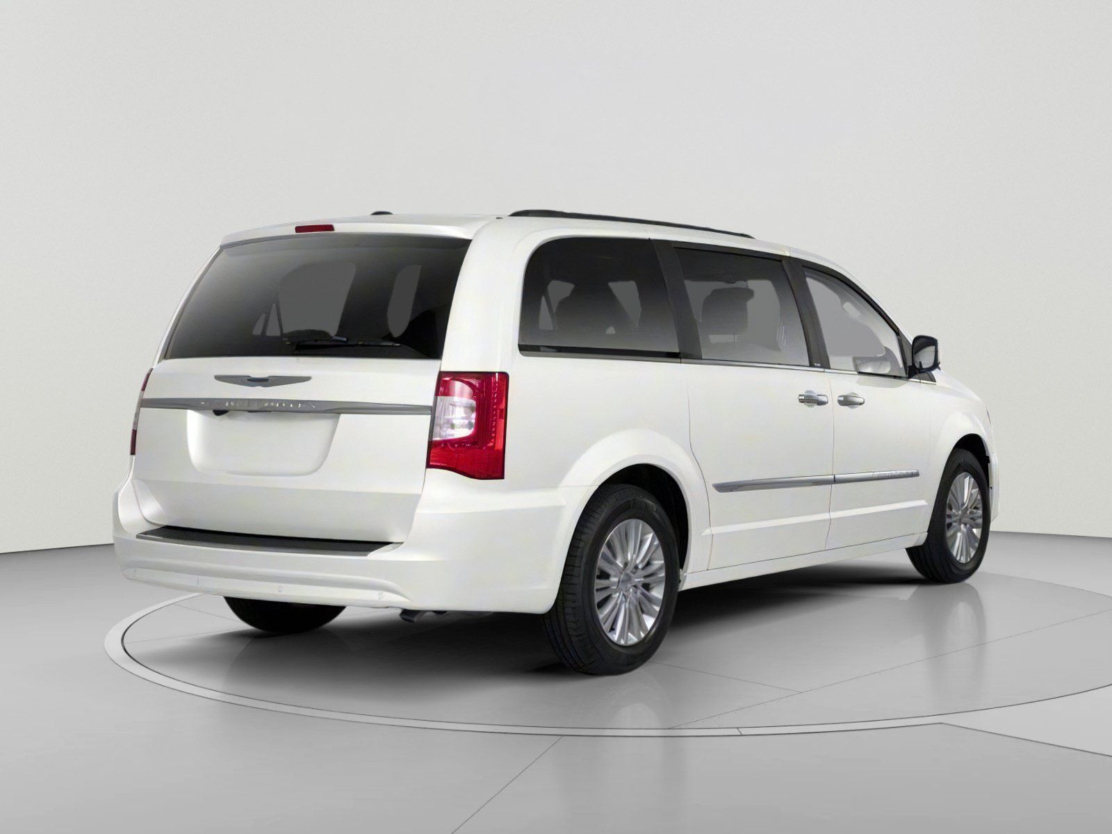 Used 2013 Chrysler Town & Country Touring FWD image 2