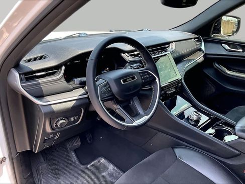 Used 2023 Jeep Grand Cherokee Altitude AWD/4WD image 18