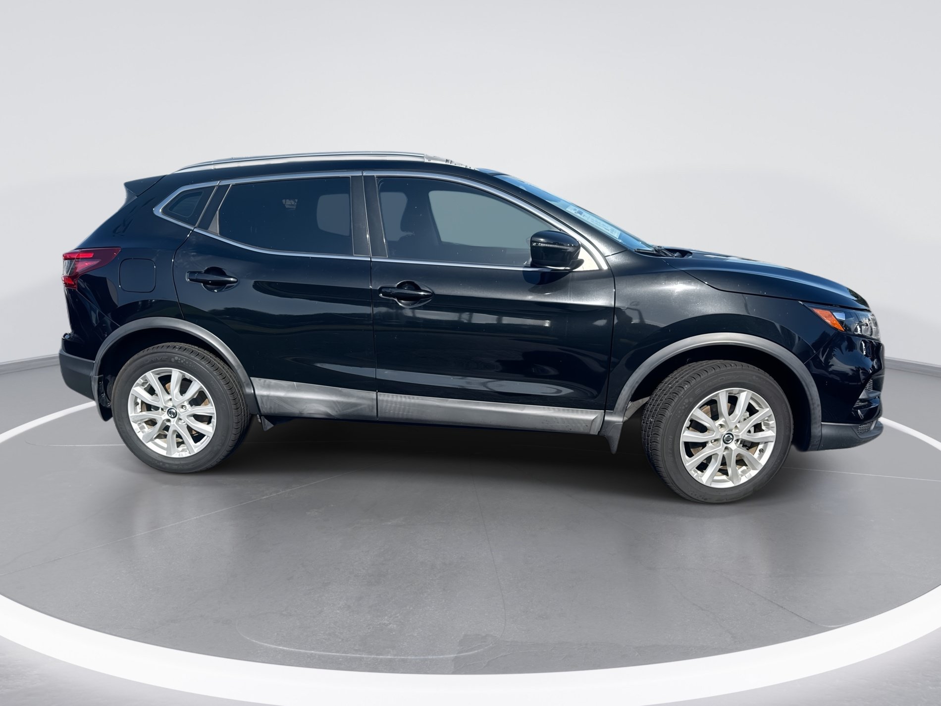 Used 2020 Nissan Rogue Sport SV FWD image 3